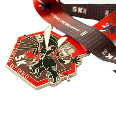 購入 学校賞のための柔らかいエナメルとゴールドコーティングのカスタム亜鉛合金レスリングメダル online manufacture