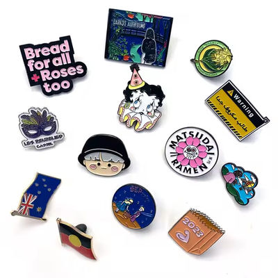 購入 バルク高品質カスタムロゴソフトエナメルラペルピン金属バッジ、厚さ1.5mm online manufacture