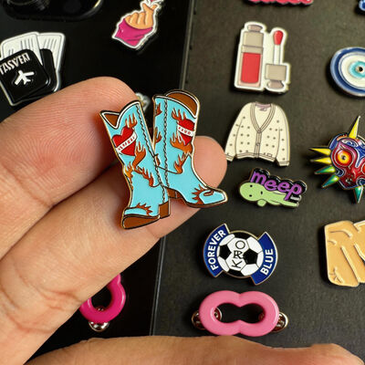 購入 カスタムメタルスマホステッカー – ユニークなお土産ペンダントバッジデザイン モバイルデコレーション用 online manufacture