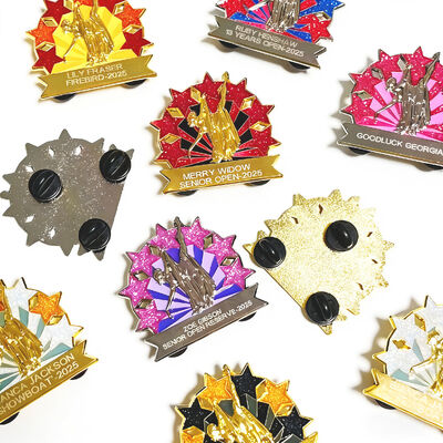 購入 グリッター、UVプリント、かわいいアニメキャラクターロゴ付きのカスタムハードまたはソフトエナメルラペルピン。 online manufacture