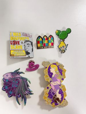 良い価格 金属製のお客様サイズのパーソナライズされたエナメルグリッターカラーピン、ロゴ付きピンの注文 オンライン