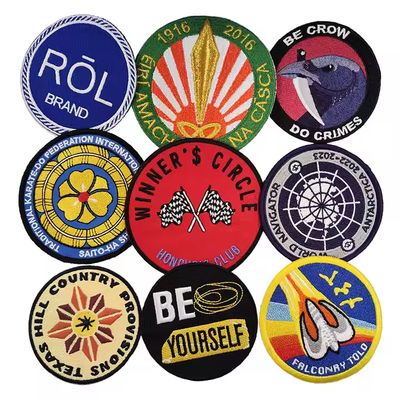 良い価格 アパレルやギフト向けの、メローまたはレーザーカットボーダー付きの、カスタマイズ可能な長持ちする刺繍パッチ オンライン