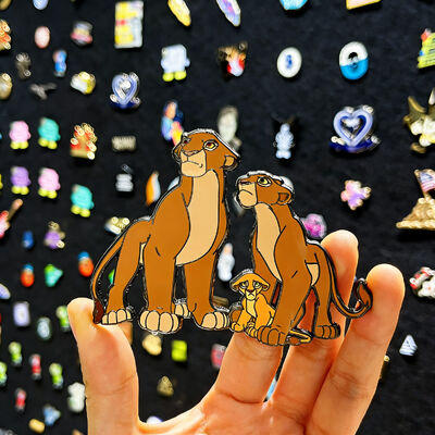 カスタムエナメルピン – ソフト/ハード仕上げ、グリッター＆UVプリント付き – かわいい漫画アニメロゴバッジ