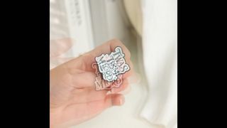 学校組織や企業向けの付加価値の高いカスタムバッジとピン